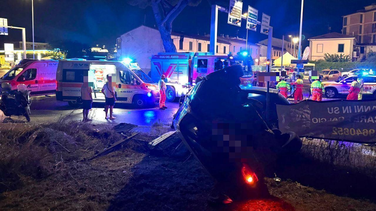 L'auto ribaltata nell'incidente nella notte