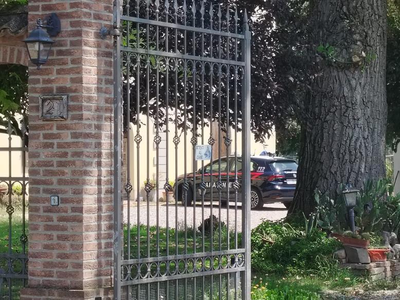 Rapina a Rolo, coppia di anziani assalita in casa e scaraventata a terra da tre malviventi