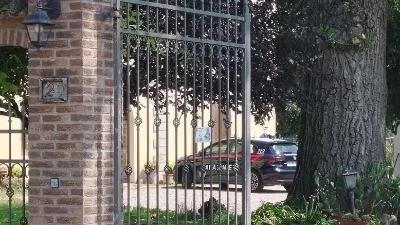 Rapina a Rolo, coppia di anziani assalita in casa e scaraventata a terra da tre malviventi