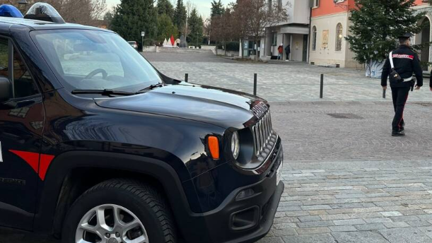 Controllava l’ex con Gps e AirTag nascosti nelle auto: 59enne denunciato e allontanato