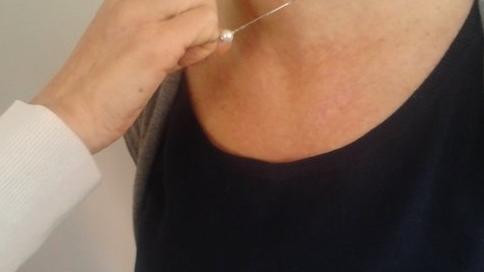 Una collana che sta per essere strappata (Foto d’archivio)
