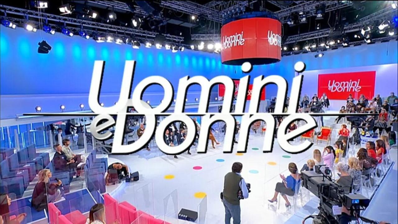 Arrestato corteggiatore di Uomini e Donne: il controllo al porto e la “sorpresa” dentro la borsa