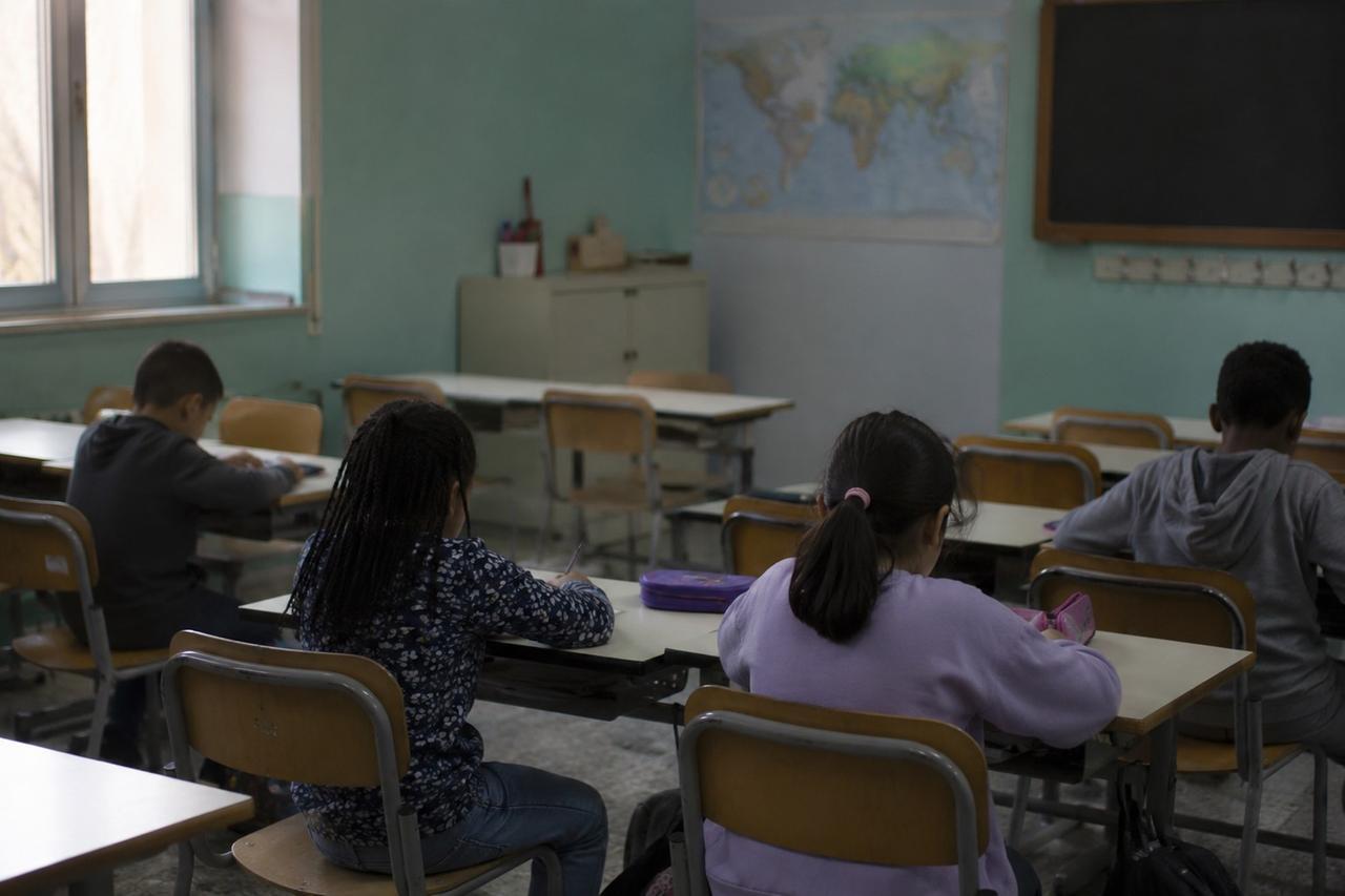 Denatalità, l’onda arriva nelle scuole reggiane: in un anno persi 1.265 studenti