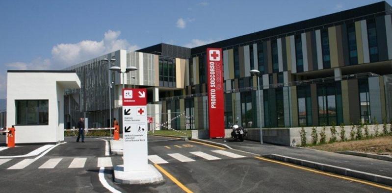 Calci e pugni ai volontari e al personale sanitario: arrestato