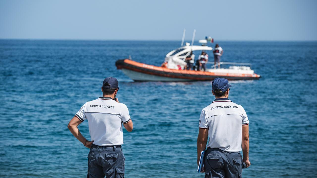 Guardia costiera, lotta all’abusivismo e agli ombrelloni segnaposto: sanzioni per migliaia di euro