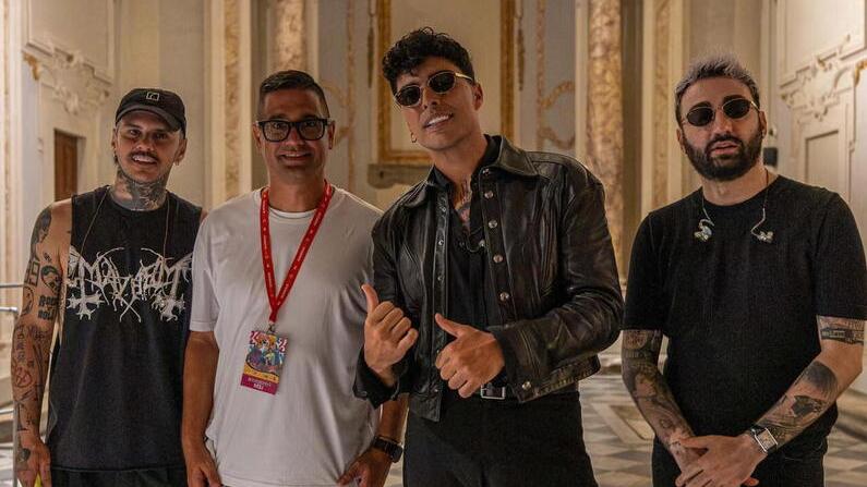 Adriano Tramonti (Fondazione Lem) in foto coi The Kolors durante Effetto Venezia organizzata dalla Fondazione per conto del Comune