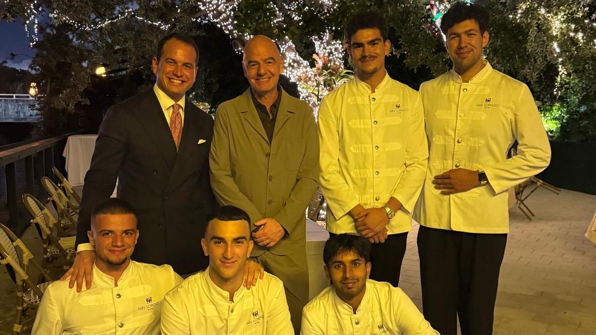 Cicognani con Infantino e gli ex allievi dell'Alberghiera