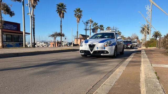 Alghero, pirata della strada travolge marito e moglie in moto e scappa: sono gravi