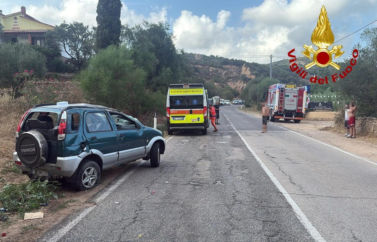 Auto esce di strada sulla provinciale, un uomo estratto dall’abitacolo