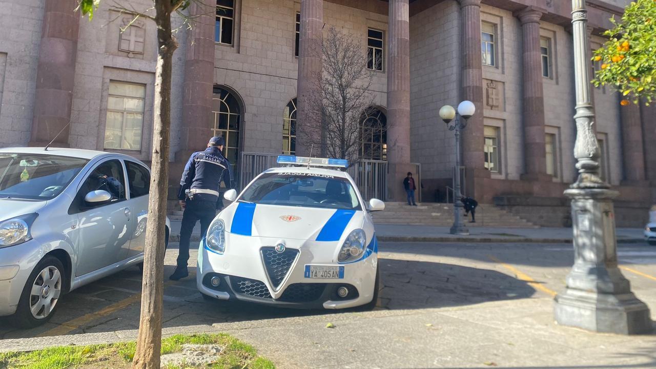 Sassari, sul monopattino con la droga nascosta in bocca: arrestato