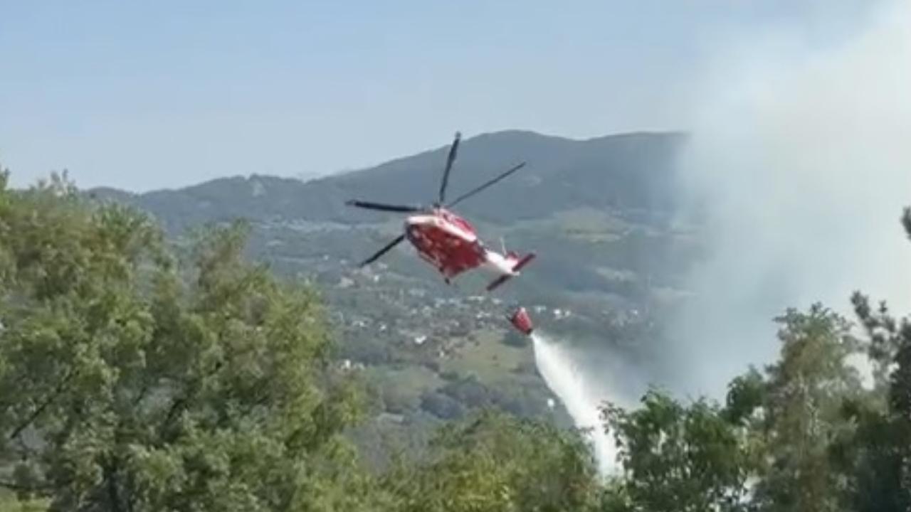 Vasto incendio a Monchio: maxi dispiegamento di vigili del fuoco, anche l’elicottero in azione