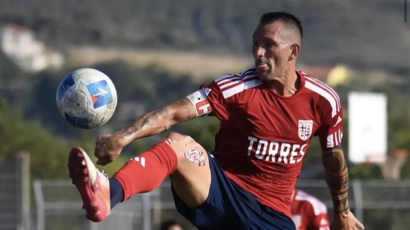 
	Il capitano Gigi Scotto (foto Torres calcio/Alessandro Sanna)

