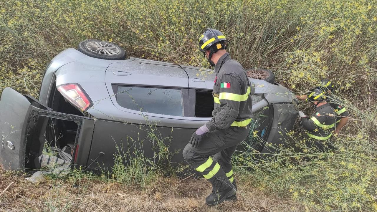 Perde il controllo dell’auto e si ribalta in un fossato sulla strada verso il mare: ferito un ragazzo