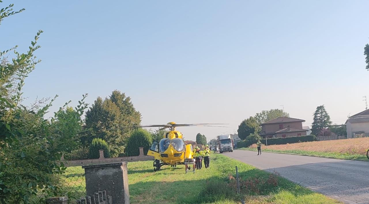 XII Morelli, auto contro moto: 28enne elitrasportata in ospedale