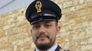 È a bordo della sua auto e si imbatte in un grave incidente, poliziotto fuori servizio soccorre i feriti – L’intervento