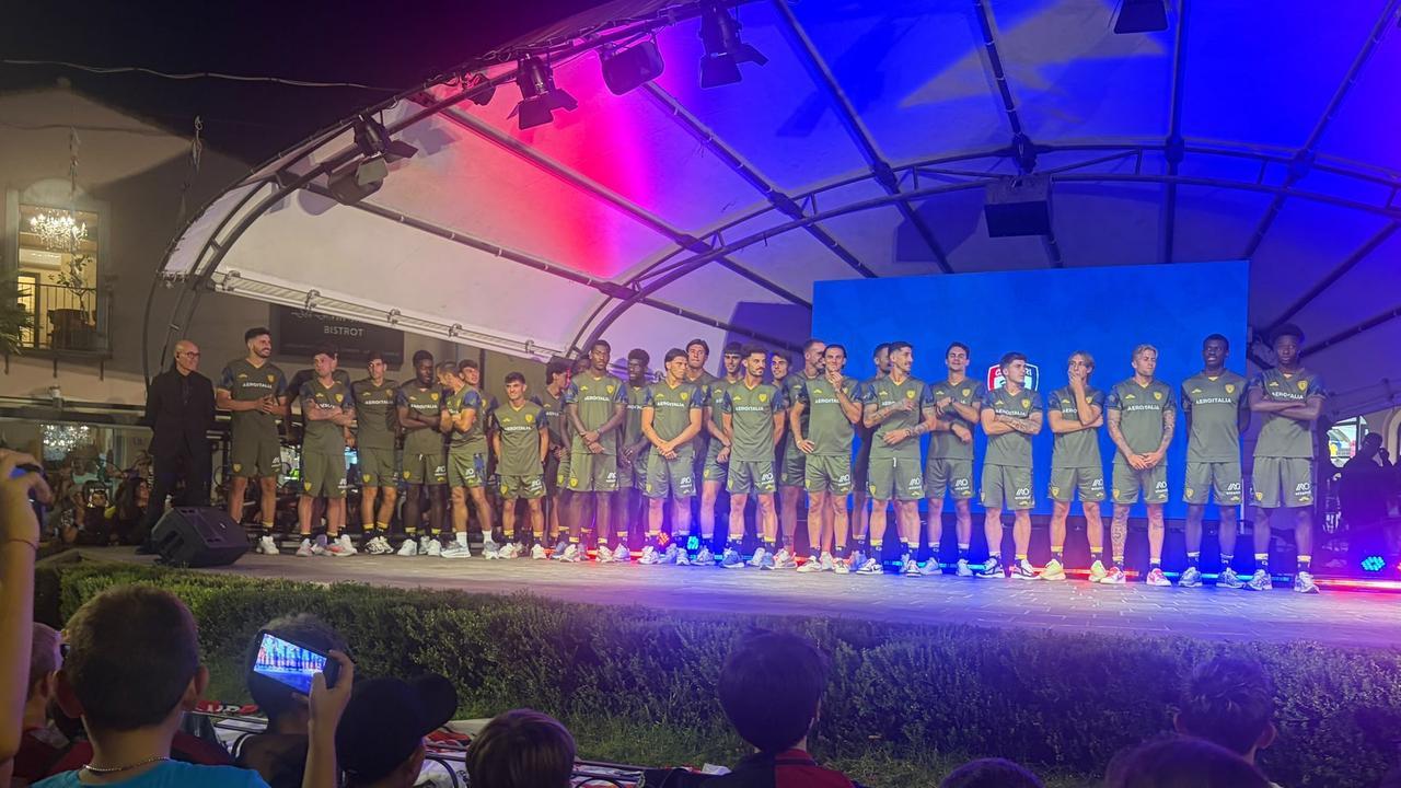 Cagliari, festa rossoblù in piazza: quasi mille tifosi salutano la squadra