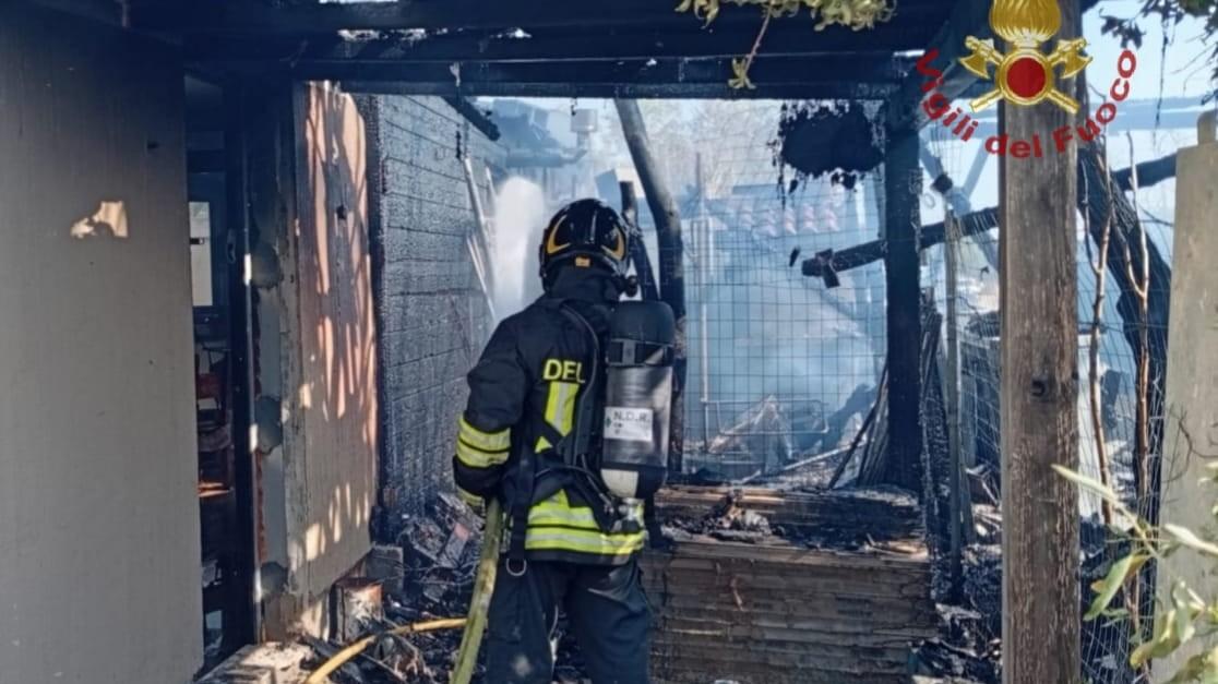 Il fuoco minaccia le case, paura tra i residenti: alcuni hanno inalato il fumo – Cosa è successo