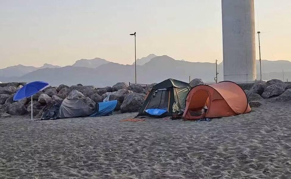 Viareggio, spuntano le tende al Muraglione: rimosse dalla Capitaneria