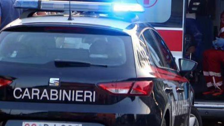 Si cosparge di liquido infiammabile e si dà fuoco davanti casa della ex, è gravissimo