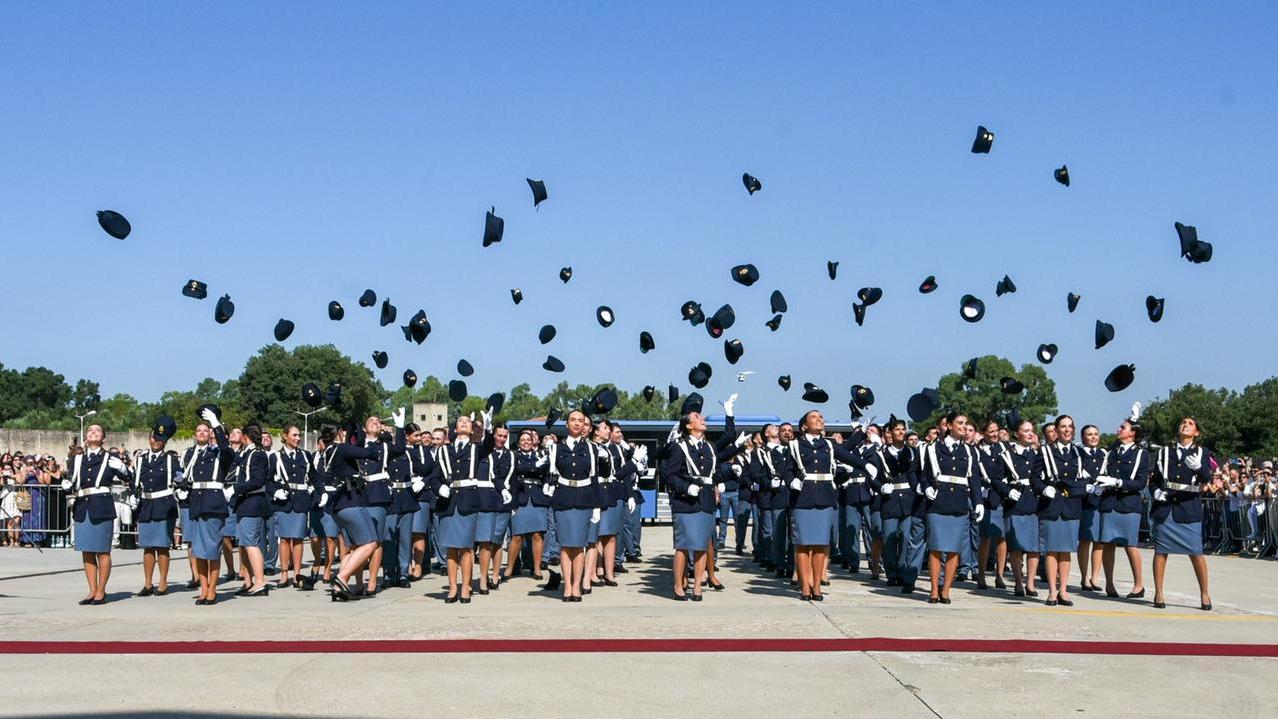 Novantatré nuove forze per la polizia, il gran finale con il lancio dei berretti – Il giuramento