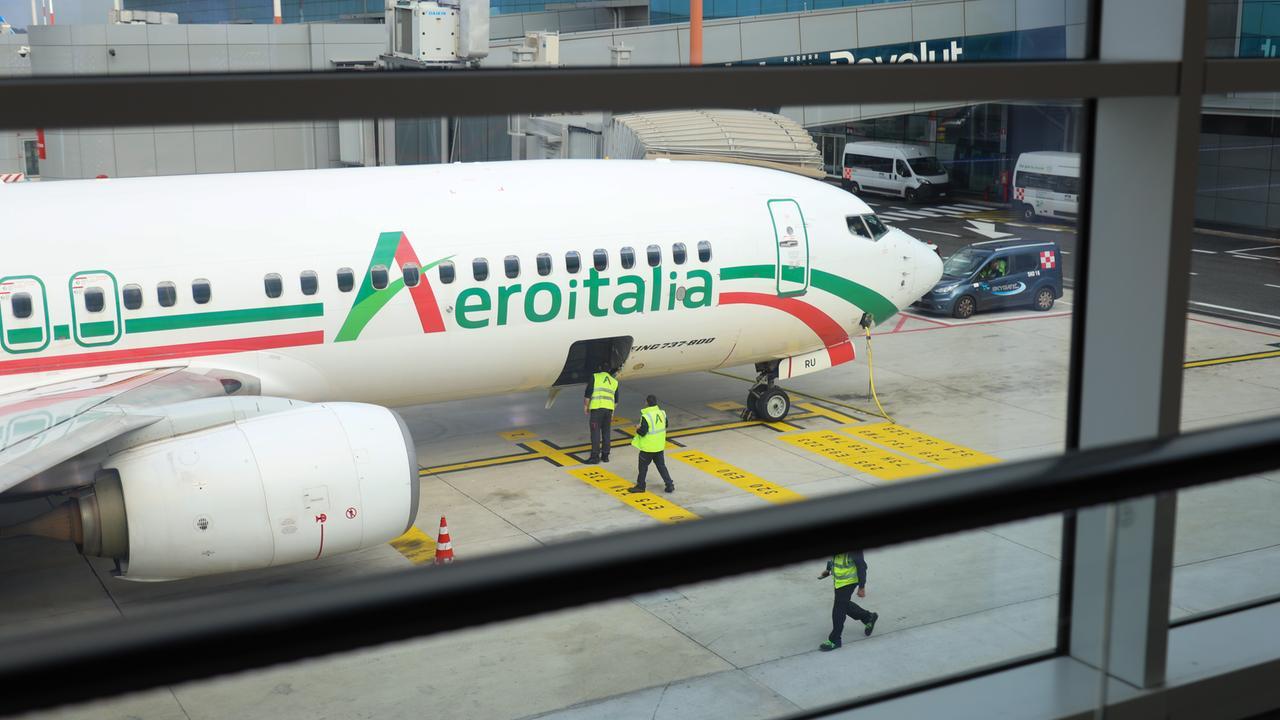 Caos Aeroitalia, due voli Roma-Cagliari costretti al rientro per un guasto: cosa è successo