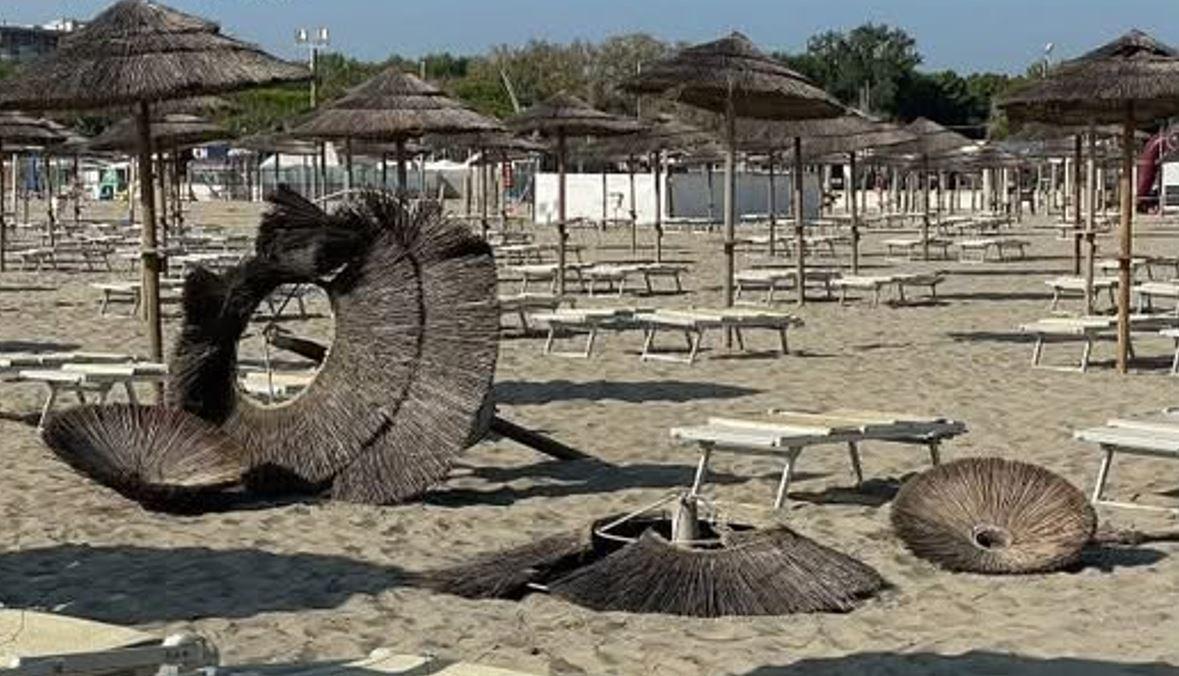 Vandali in spiaggia ai Lidi, gli esercenti: «Abbiamo timore della notte»