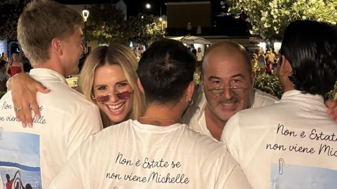 Hunziker e la Sardegna: «Non è estate se non viene Michelle» – La foto dal ristorante in piazza