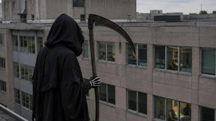 Vestito da morte sale sul tetto di un ospedale e fissa i pazienti: arrestato