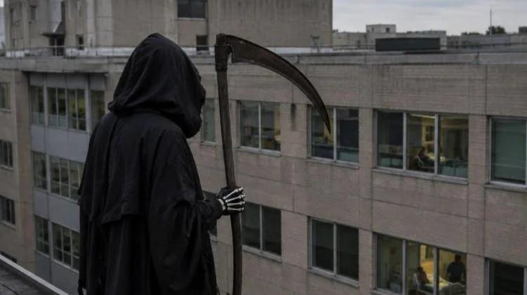 Vestito da morte sale sul tetto di un ospedale e fissa i pazienti: arrestato