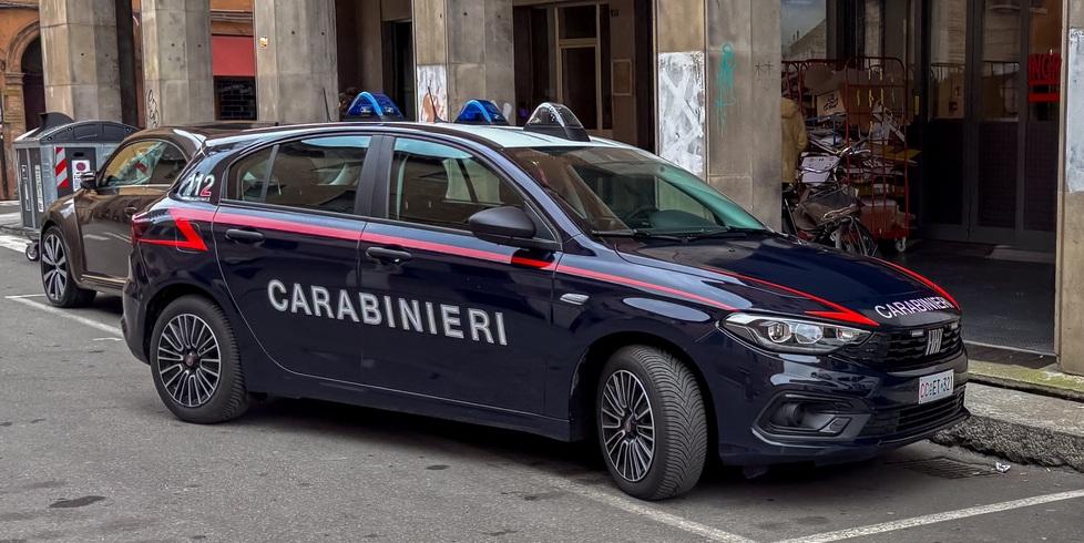 Ferrara, trova 950 euro abbandonati: li consegna subito ai carabinieri