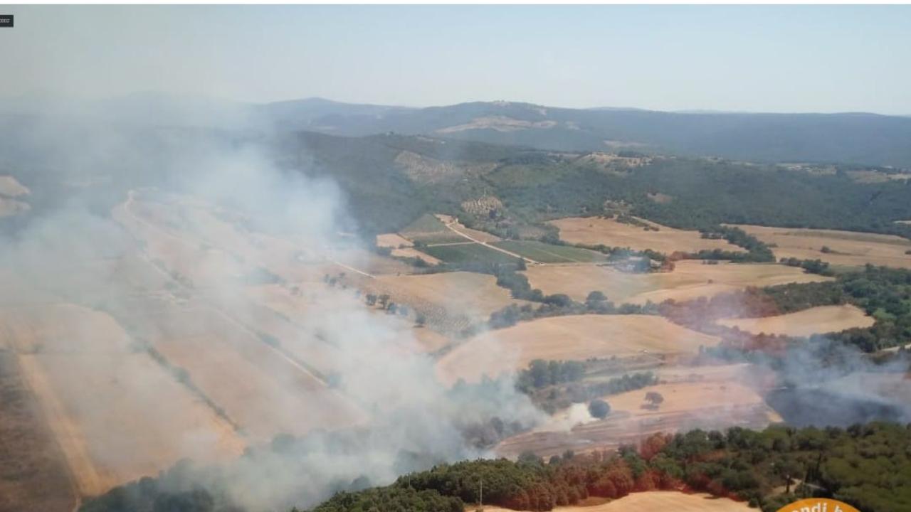 L'incendio a Suvereto visto dall'alto 