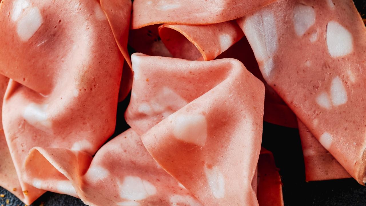 Richiamo urgente di mortadella per rischio listeria: il prodotto coinvolto – Se lo avete non consumatelo
