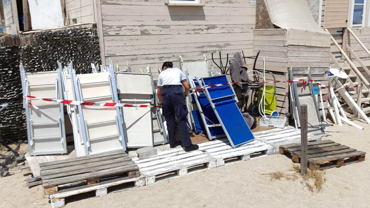 Occupavano la spiaggia libera con ombrelloni, lettini e fioriere: scatta il sequestro