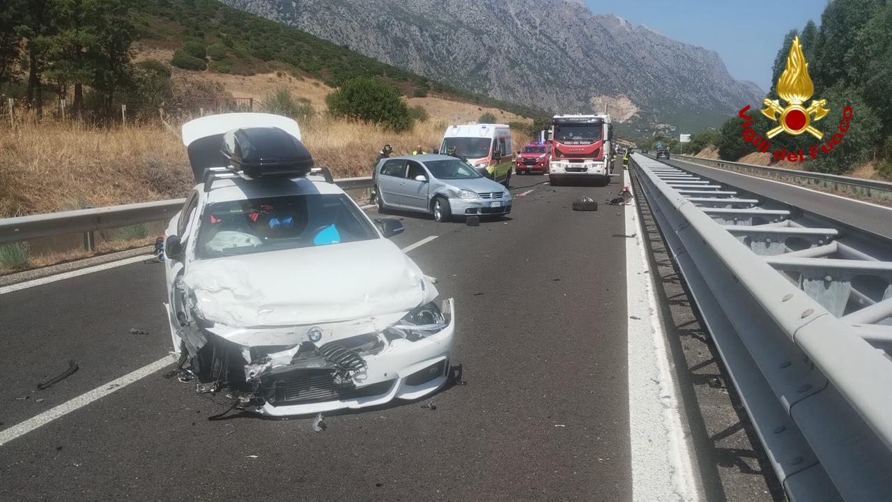 Scontro tra auto sulla statale, tre persone finiscono in pronto soccorso