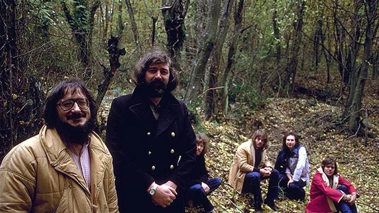 La morte di Guccini, i Nomadi: «Interpretare le sue canzoni fu il nostro atto di coraggio e ribellione»