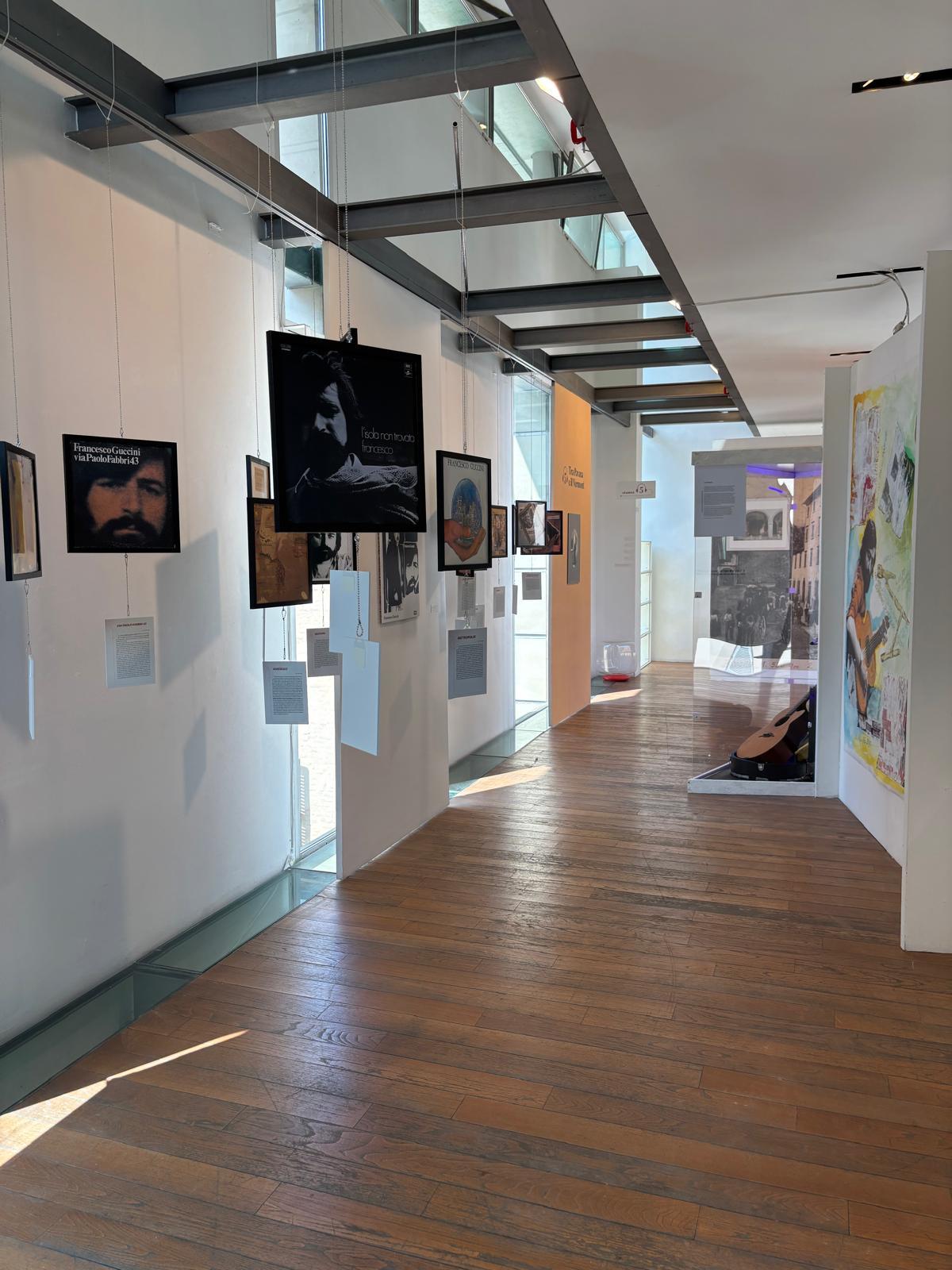Francesco Guccini, stasera apertura straordinaria della mostra a Reggio Emilia nel giorno della scomparsa