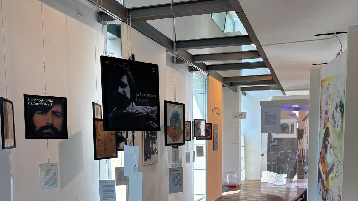 Francesco Guccini, stasera apertura straordinaria della mostra a Reggio Emilia nel giorno della scomparsa