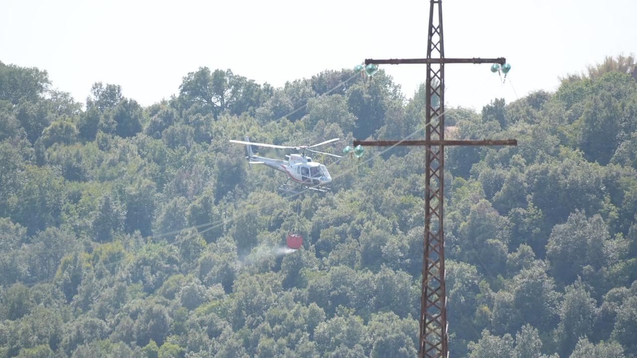 L’elicottero sui cavi dell’alta tensione (foto Lorenzo Manzini)