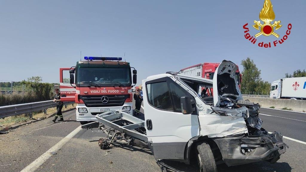 Il furgone distrutto nell'incidente