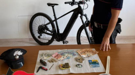 Ruba soldi e carte di credito dalle auto parcheggiate in stazione: l’uomo arrestato girava con 2 coltelli e droga