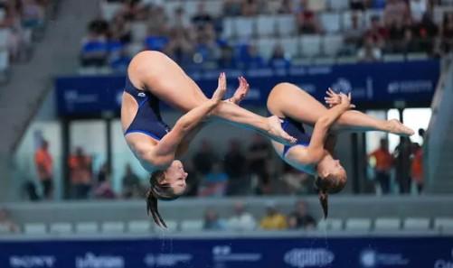 Storica impresa di Pellacani, il quinto oro nei tuffi sincro con Elisa Pizzini è leggenda
