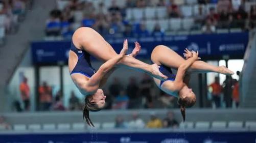 Storica impresa di Pellacani, il quinto oro nei tuffi sincro con Elisa Pizzini è leggenda