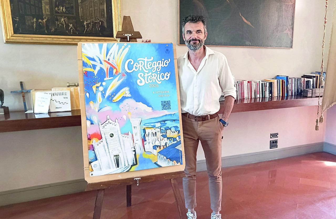
	Il sindaco Matteo Biffoni accanto al manifesto del Corteggio


