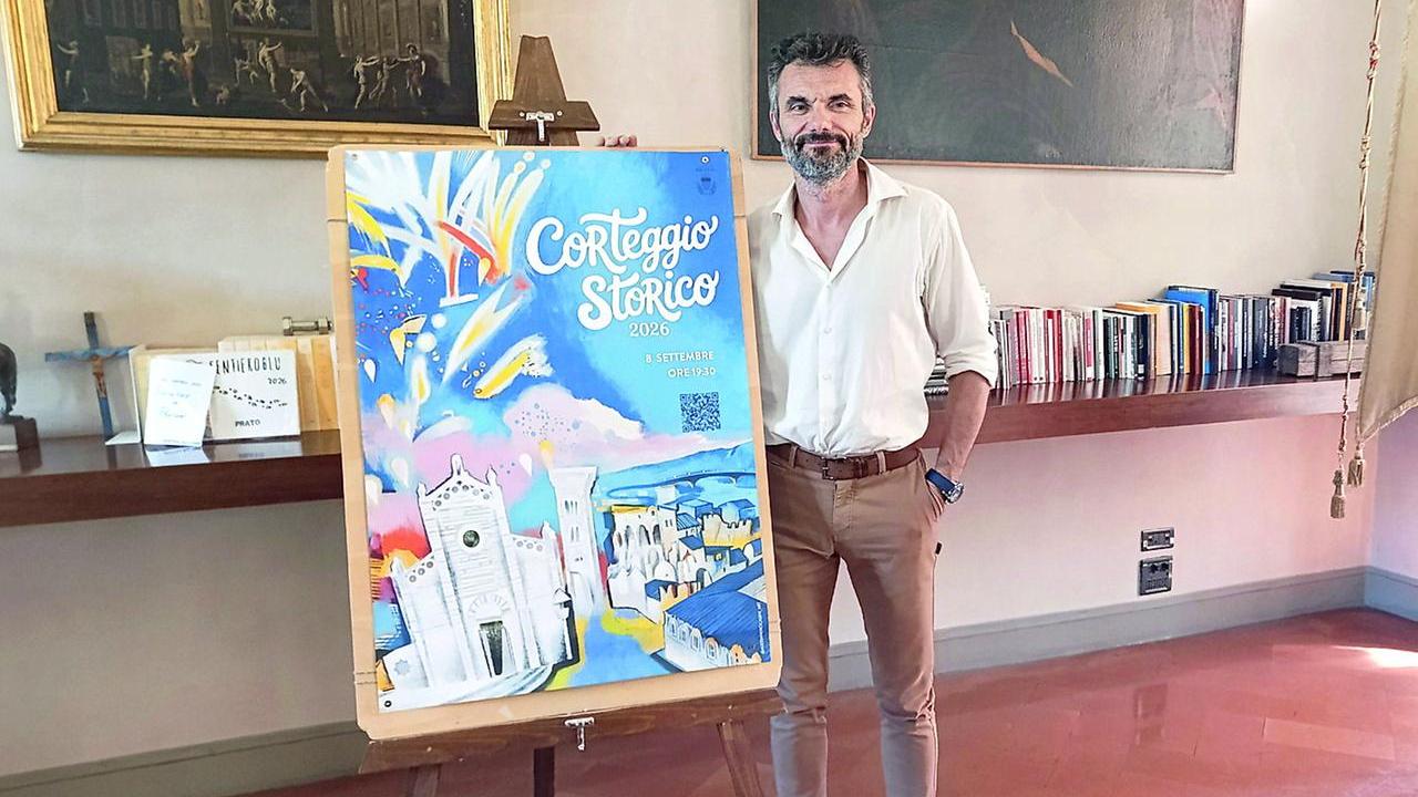Il sindaco Matteo Biffoni accanto al manifesto del Corteggio