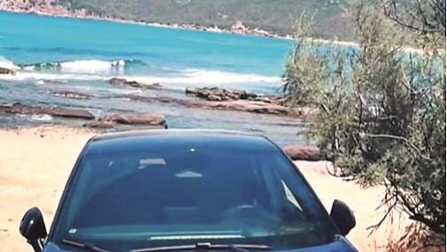 Va in spiaggia e parcheggia l’auto sulla battigia: entra nel vivo l’estate dei cafoni in Sardegna