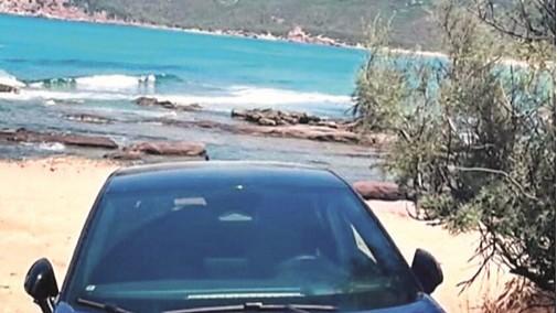 Sassari, va in spiaggia e parcheggia l’auto sulla battigia: entra nel vivo l’estate dei cafoni in Sardegna