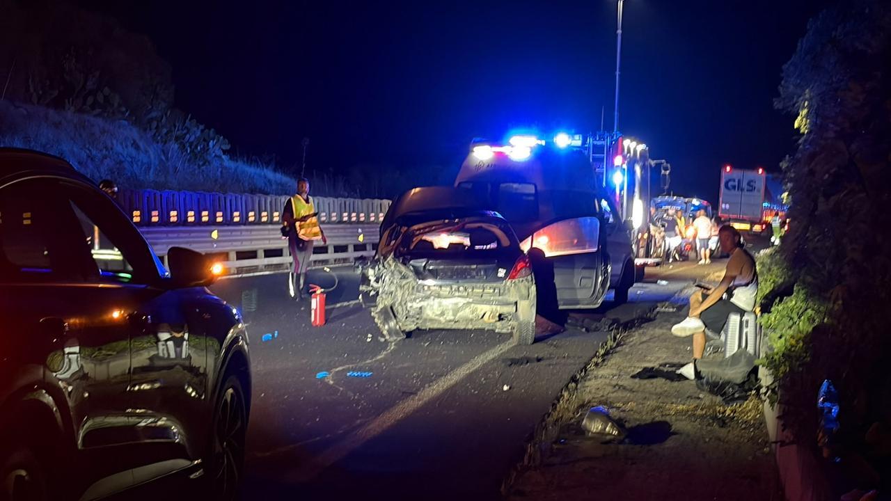 Tamponamento tra due auto sulla 131, un morto e tre feriti