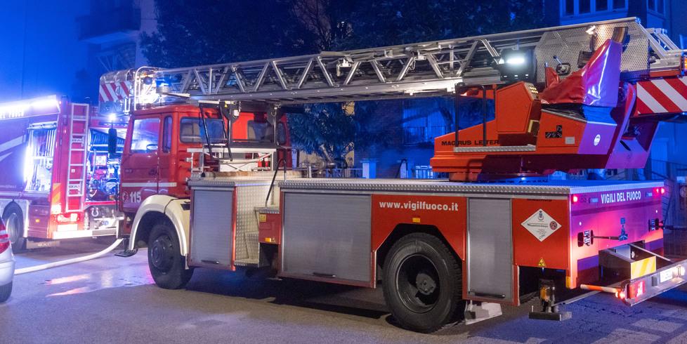 Ferrara, dimentica il pentolino sul fuoco: cucina avvolta dalle fiamme