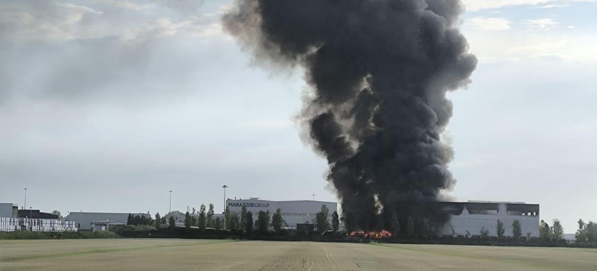 Incendio a Finale Emilia, nube nera visibile anche nel Ferrarese: cosa succede