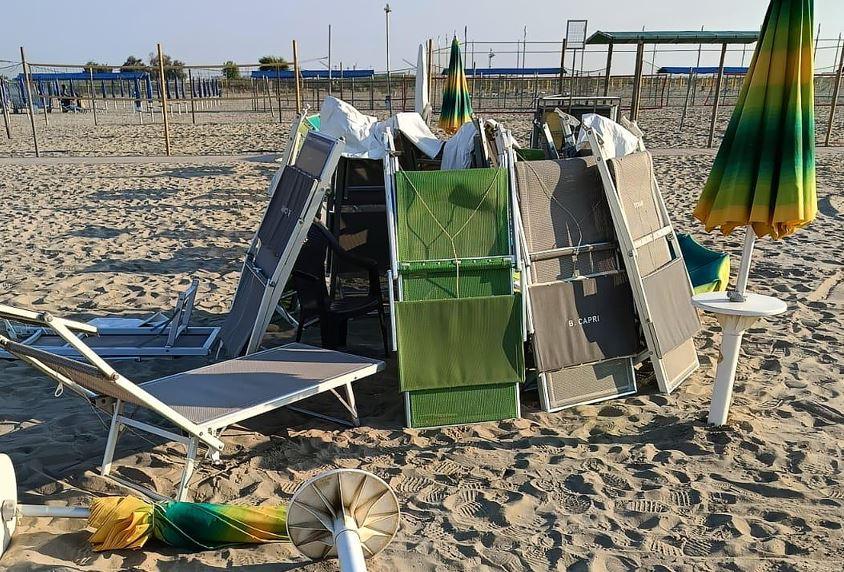 Vandali ai Lidi di Comacchio, la psicologa: «Le punizioni da sole non bastano»